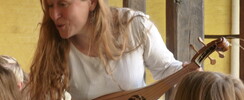 Evelyne Moser alias Peyronelle - Musiques anciennes, contes, marionnettes