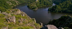 Fougères et le rocher de la fileuse