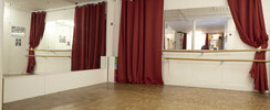 salle de danse  studio théatre avec piano