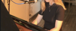 Juliette - Donne des cours de piano débutants!