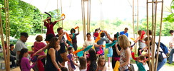 Le Bal a Dom - contes et danse à partager tout public avec échassier