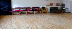 Salle spacieuse et confortable avec accès tram
