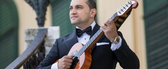 De la tambura à la guitare manouche