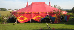 Pierre Dénys et Compagnie - magicien de scène - chapiteau de cirque - borne photos