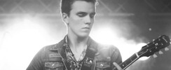Louis Wéry - Chanteur / guitariste, concerts live, ambiance chaleureuse.