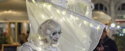 Les Zénaïdes - déambulation blanche lumineuse avec échasses pneumatiques