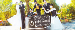 cie les vaguabondes - les Endimanchés-échassiers,jongleurs, musiciens, bulles