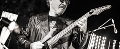 Thierry - Propose  cours de guitare et MAO à domicile