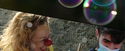 COMPAGNIE SYCOMORE - LA CLOWN JACQUELINE DÉAM-bulles avec sa Pop'Harpe - I.CARDON