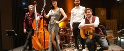 Rétro Graffiti - Laissez-vous emporter par l'élégance intemporelle du jazz 