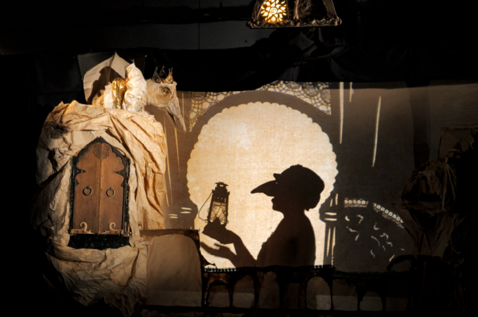 Et pourquoi pas empêcher la nuit de tomber ! Cie Oui Sire