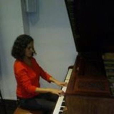 PROFESSEURE DE PIANO AYANT UN LONG PARCOURS DANS L'ENSEIGNEMENT PROPOSE DES COURS (ENFANTS À PARTIR DE 4 ANS ET ADULTES)