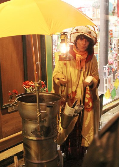 Eléonore d'Automne - Conteuse de rues, grilleuse de marrons