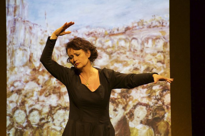 UNE POUPÉE DANS LA VITRINE - HOMMAGE A EDITH PIAF