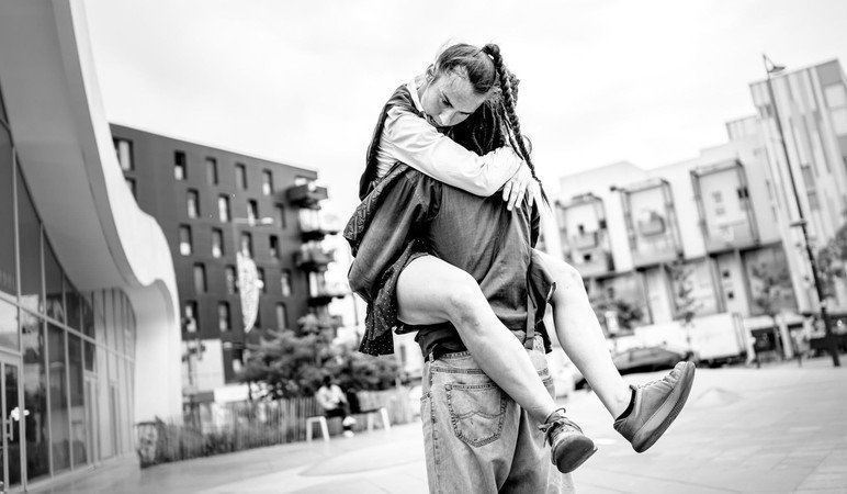 Compagnie l'Êttre-Louve - "Une larme de joie"