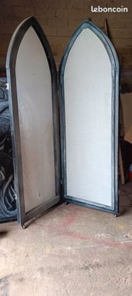 Décor de théâtre: paravent de projection tulle vitrail