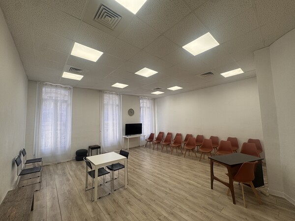 Locaux avec salle de 45 m2 proche vieux port