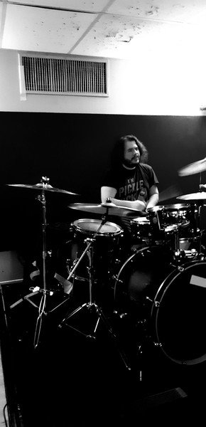 Lucas Toniolo - Compositeur , batteur dans différents groupes