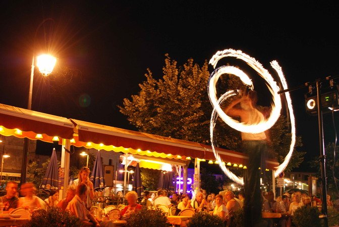 CIE L'X - ARTISTE DE RUE JONGLEUR FEU ACROBATE ECHASSIER 