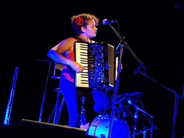 Élodie Funès - Accordéoniste Chanteuse Flûtiste