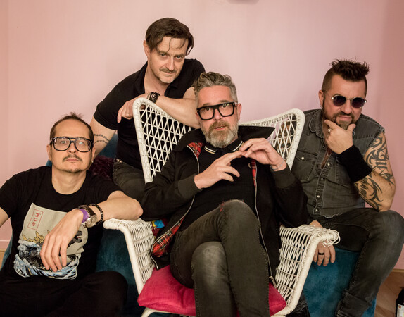 Les Fatals Picards + Outed