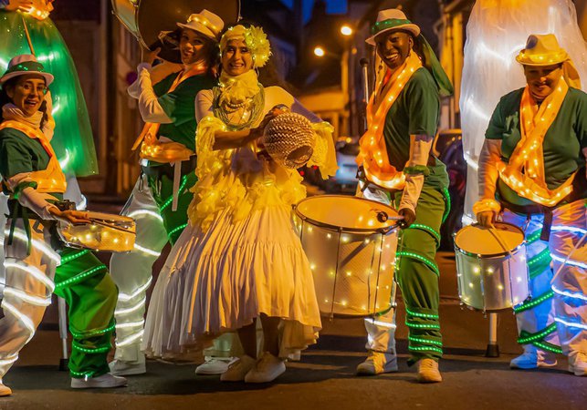 Batucada Lumineuse - tambours lumineux / danseuses lumineuses
