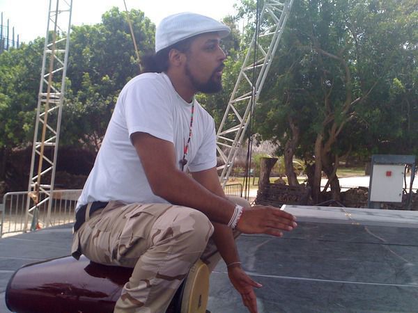 Compositeur de musiques nouvelles, percussionniste, chanteur.