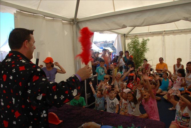 Magic Max - Magicien-Illusionniste pour petits, grands, ou très grands..