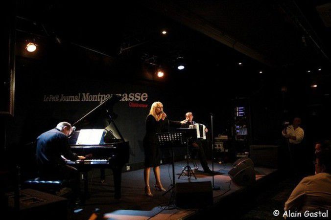Nicole chante piaf