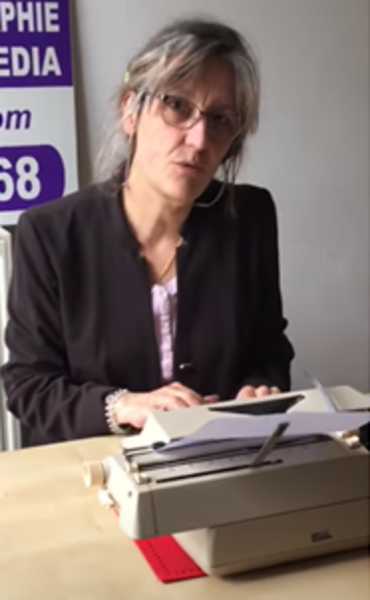 Josie - Dactylographie sur machine à écrire