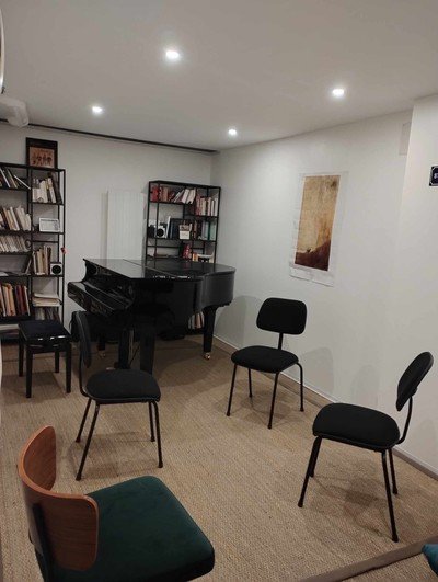 Studio de musique avec piano à queue à l'heure