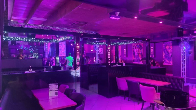 Salle avec espace restaurant et discothèque sur dpt 92