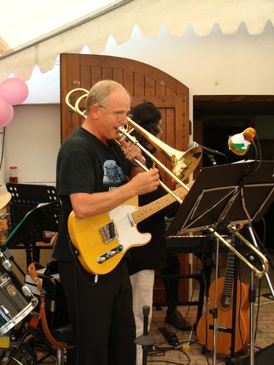 Arts et plaisirs - Cours de guitare, piano, batterie, trombone trompette, chant.