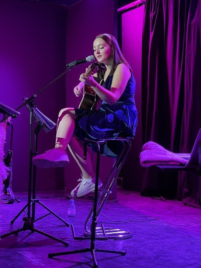 Laurane Jolly - Jeune artiste, chant, guitare, piano