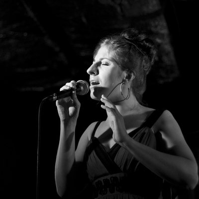 Zuzanna Dassonville - Professeur de chant diplômée offre des cours tous niveaux!