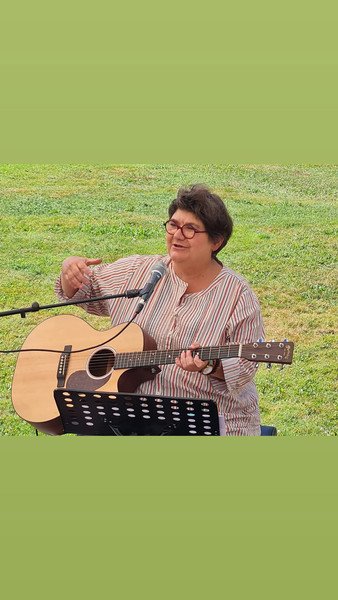 Béatrice - Cours de Guitare et/ou de Chant pour tous dans tous styles