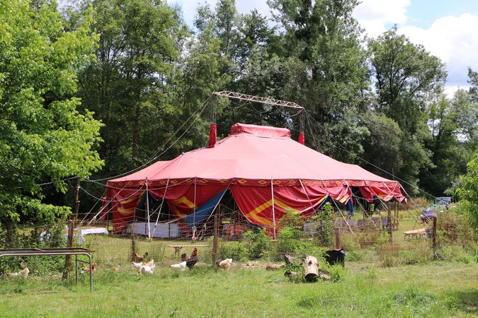 chez vous ou chez moi : chapiteau 200m2 type cirque homolog.