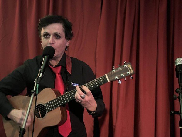 Chris Fructivor - cours de musique: guitare ukulélé harmonica banjo 4 cordes