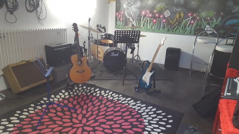 Fabienne CONTE - Cours de guitare / basse / batterie