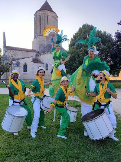 Carnaval Tropical Cie WimPercussion - ECHASSES ET TAMBOURS
