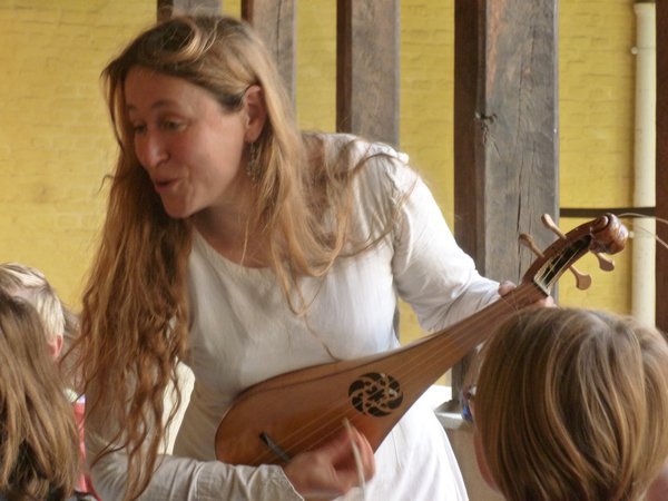 Evelyne Moser alias Peyronelle - Musiques anciennes, contes, marionnettes