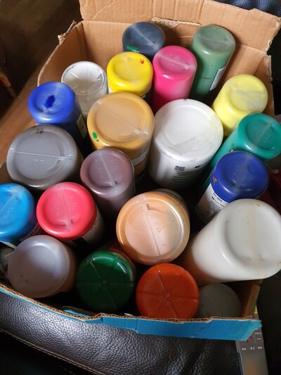 Pots de peinture acrylique