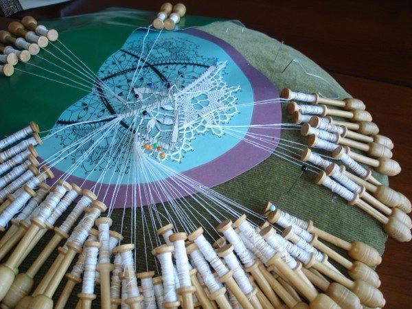 CPAF - SOPHIE MOLLARET - COURS DE BRODERIE ET DENTELLE AUX FUSEAUX