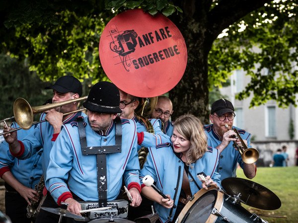 LA FANFARE SAUGRENUE - rue, inter-plateaux, défilé,etc..