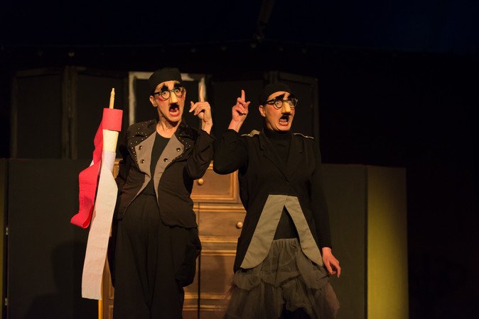 Chapiteau Theatre Cie - Sa Majesté le Roi cul nu