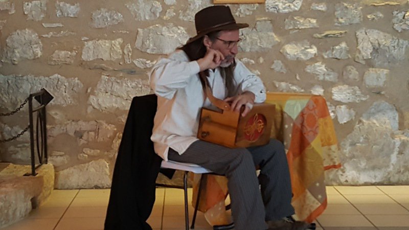 Compagnie TERRES D'HISTOIRES - Le Colporteur d'histoires raconte...