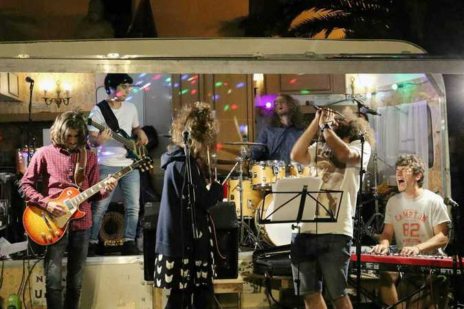 Oniros - Groupe festif de reprises aussi dynamiques que variées