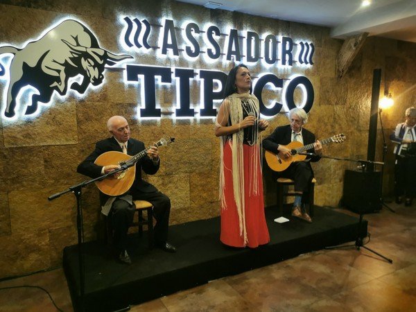 Jenyfer Raínho, chanteuse de Fado. - Spectacle de Fado Traditionnel de Lisbonne