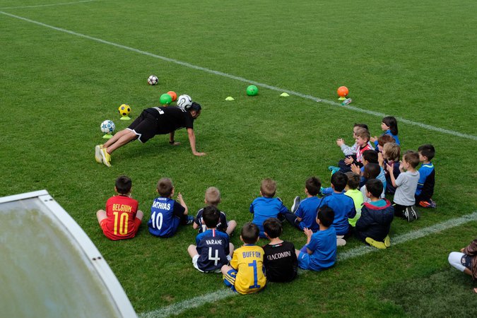 Mouloud freestyle football  - Démonstration / Animation / Initiation au freestyle football