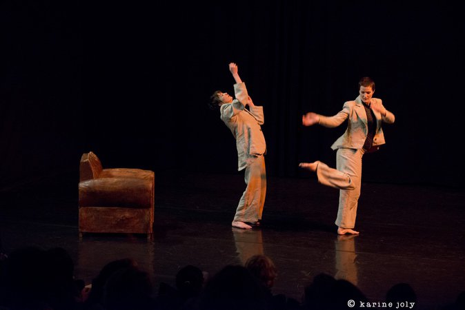 Capillotractée Cie - "La rumeur du barreau de chaise"